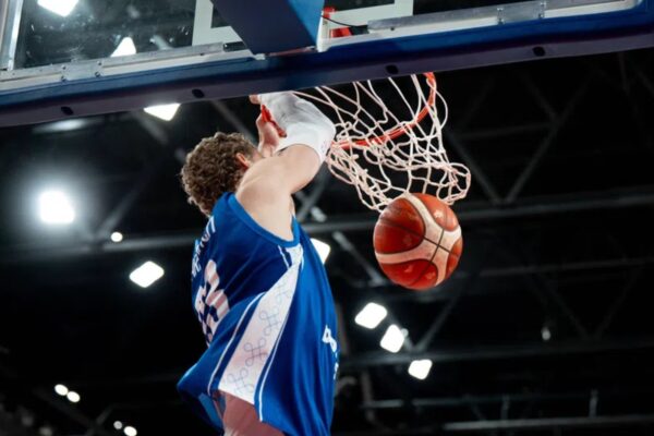 Lauri Markkanen dunk