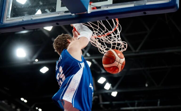 Lauri Markkanen dunk